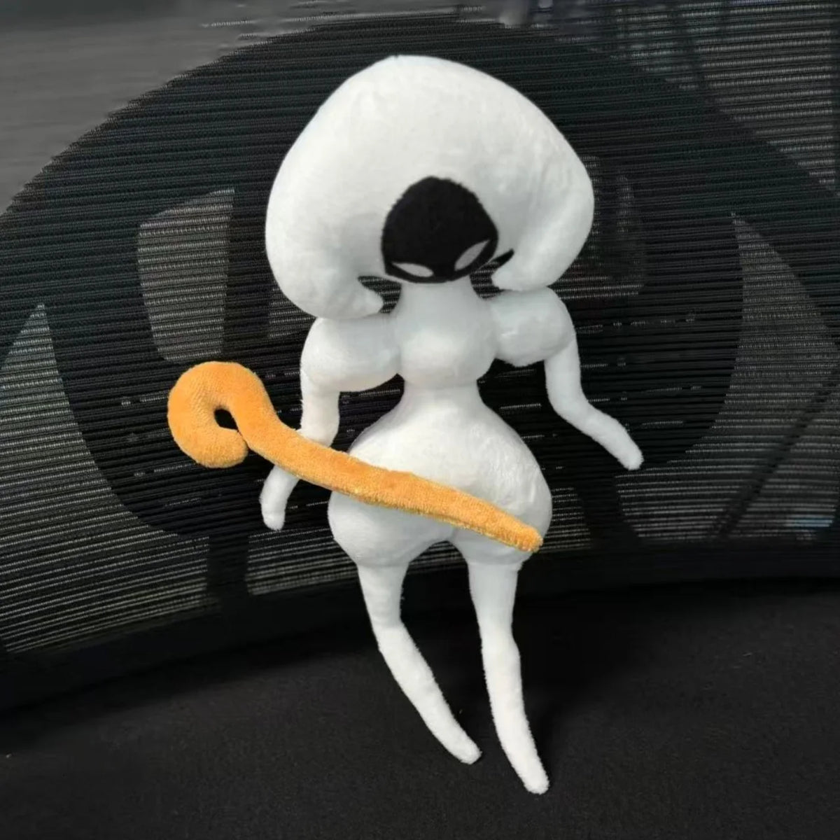幻想的な白いボブヘアぬいぐるみ オレンジテール付き