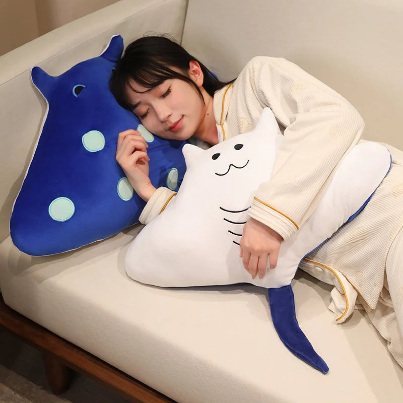 可愛い青いしっぽの白いマンタ型ぬいぐるみ