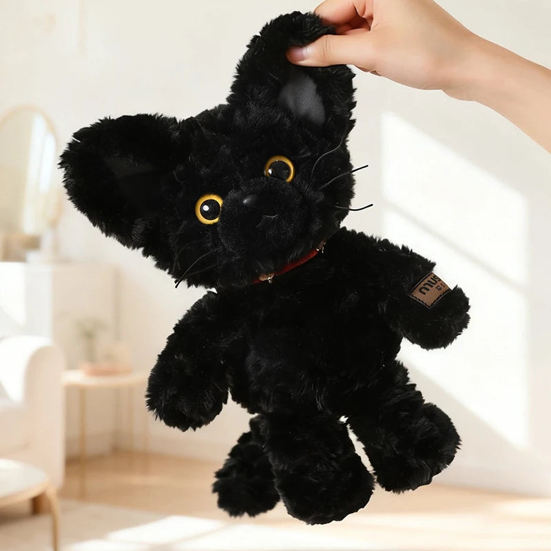 赤い首輪と黄色い目のふわふわ黒猫ぬいぐるみ