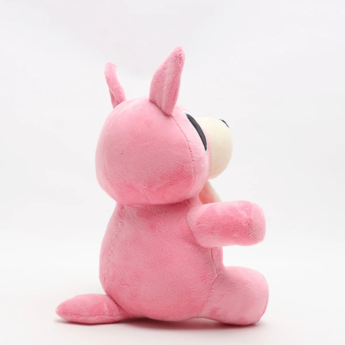 明るいピンクの口を開けたうさぎぬいぐるみ