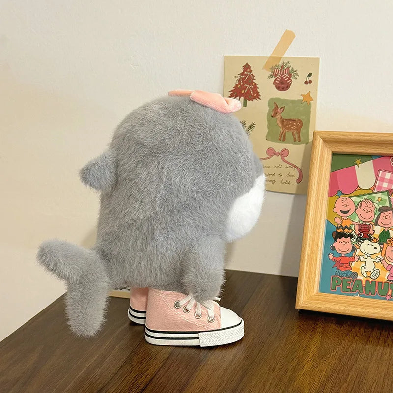 スニーカーを履いた ふわふわ イルカ ぬいぐるみ 男の子と女の子