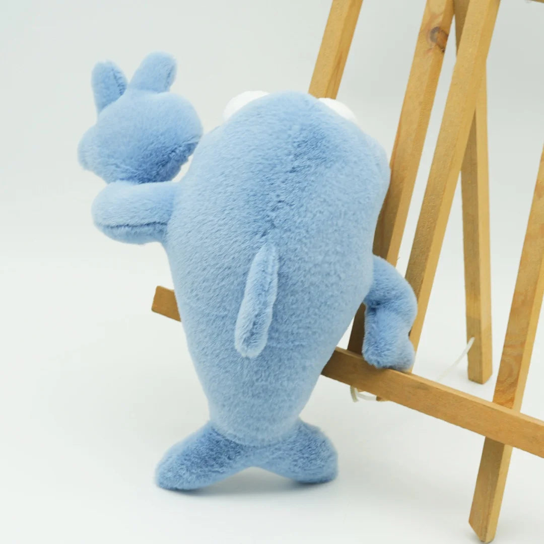 ピースサインと笑顔の ライトブルー 魚 ぬいぐるみ