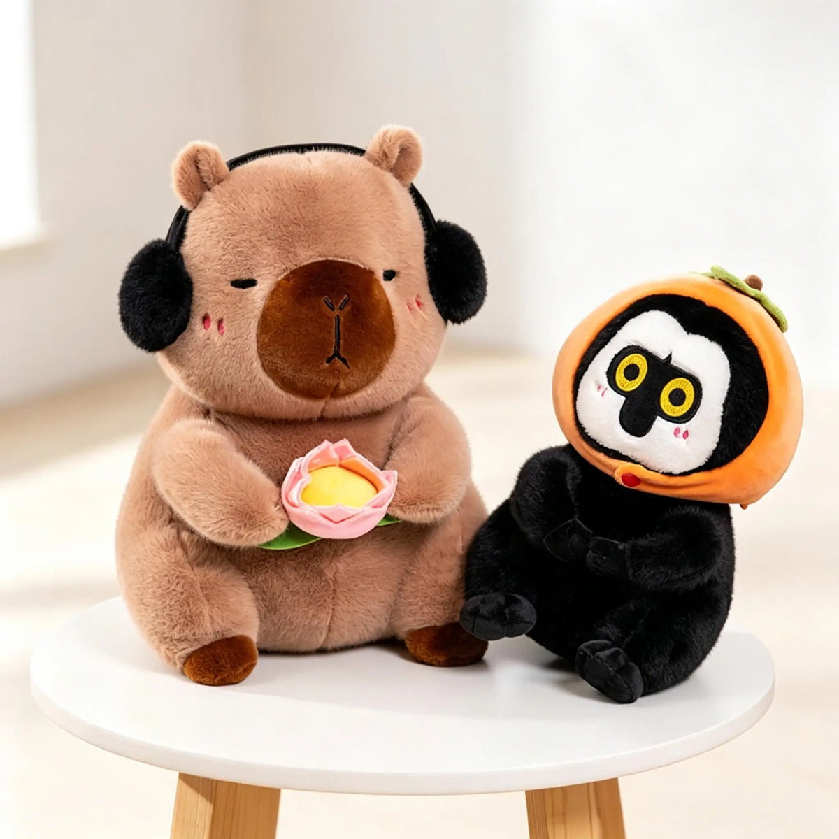カボチャを被った黄色い目の黒いぬいぐるみ