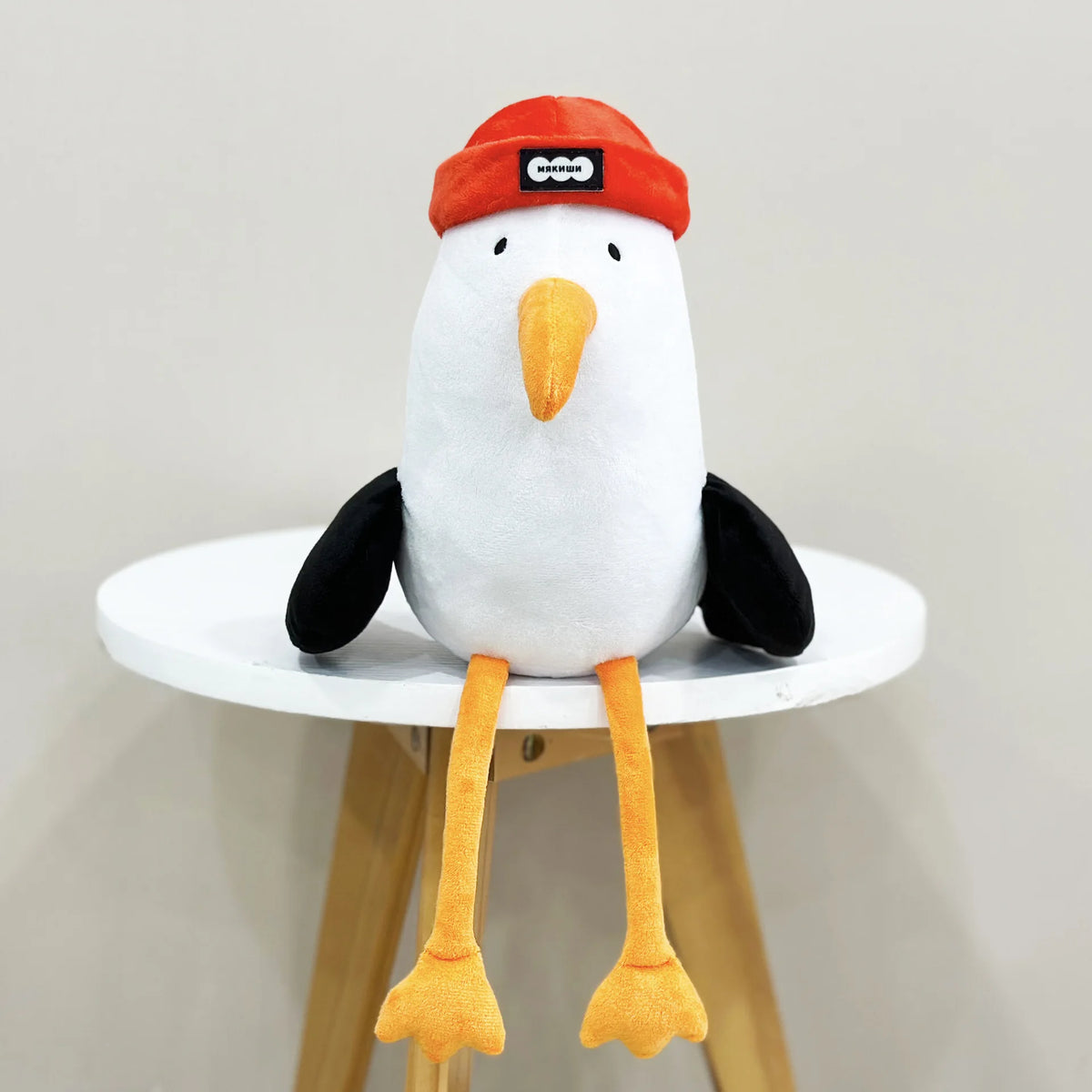 かわいい鳥のぬいぐるみ 赤いニット帽と長い脚