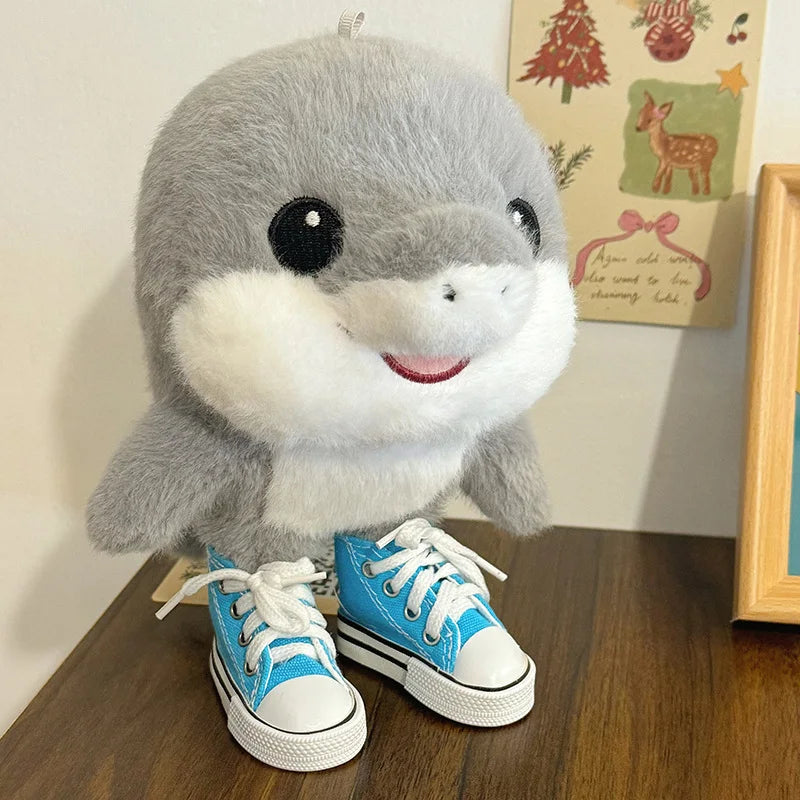 スニーカーを履いた ふわふわ イルカ ぬいぐるみ 男の子と女の子