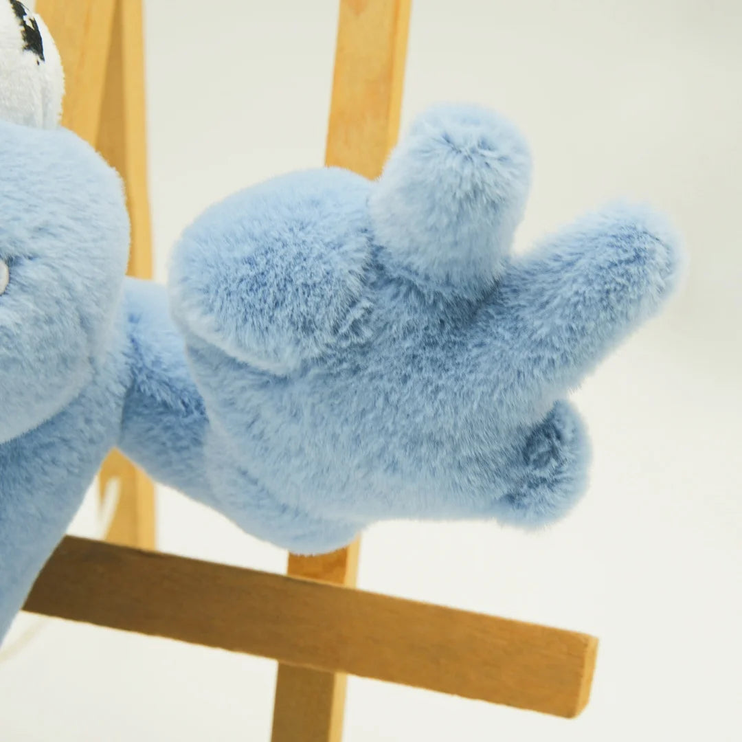 ピースサインと笑顔の ライトブルー 魚 ぬいぐるみ