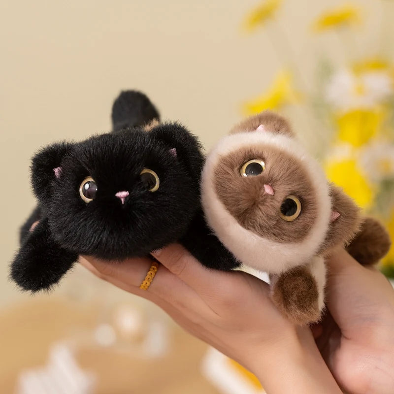 大きな目の重ね猫 ぬいぐるみ 黒と茶白