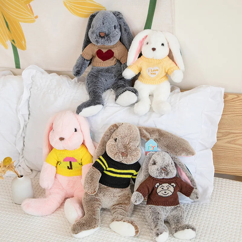 ふわふわセーターを着た垂れ耳うさぎのぬいぐるみ