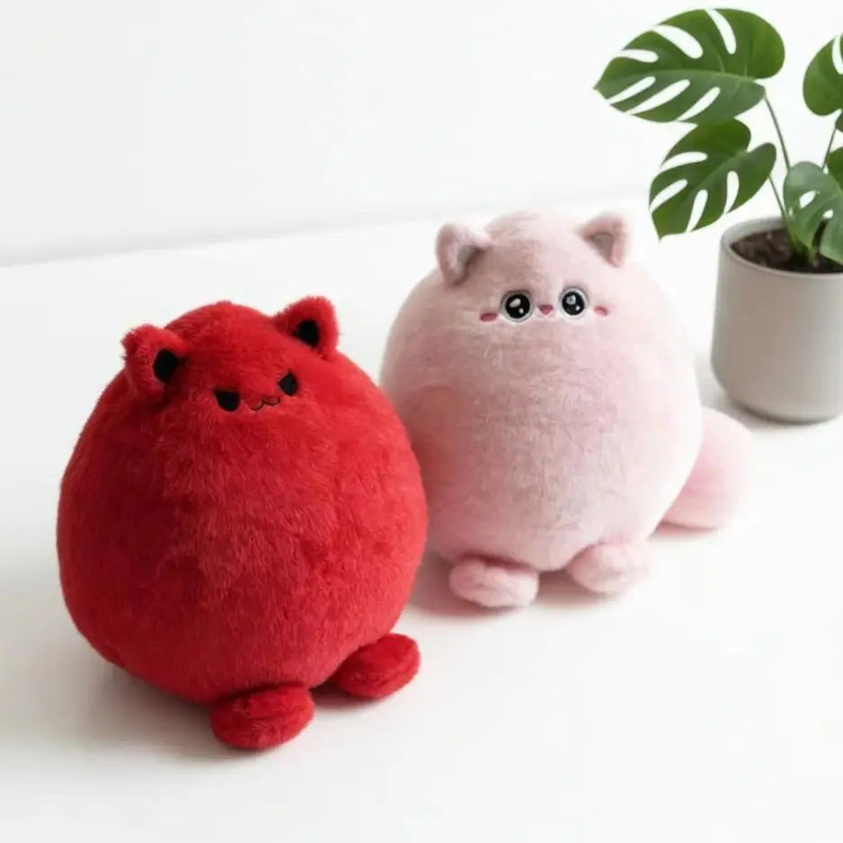 まん丸で赤い いたずら顔のふわふわぬいぐるみ