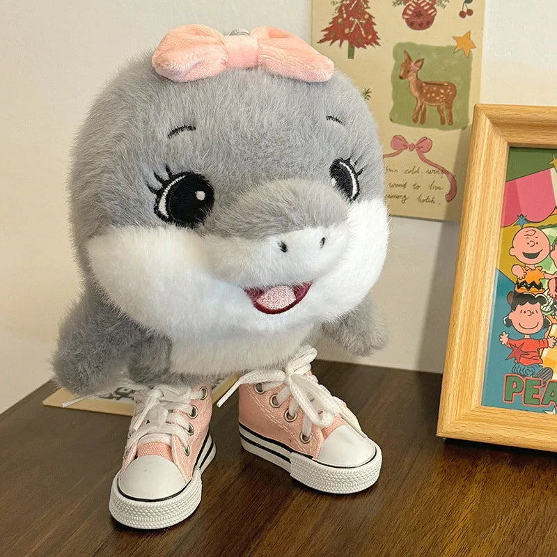 ピンク リボンとスニーカーの イルカぬいぐるみ