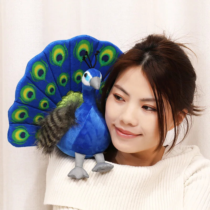 可愛いお座りクジャク ぬいぐるみ 青と緑の鮮やかな目玉模様