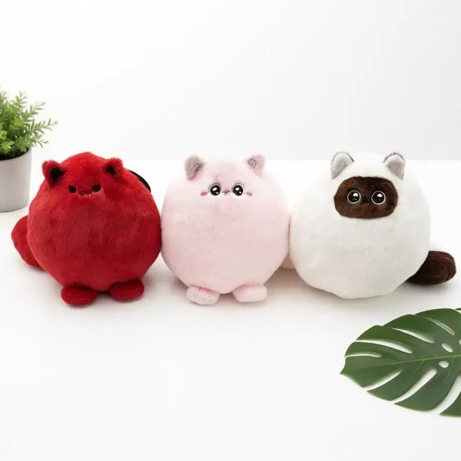 まん丸で赤い いたずら顔のふわふわぬいぐるみ