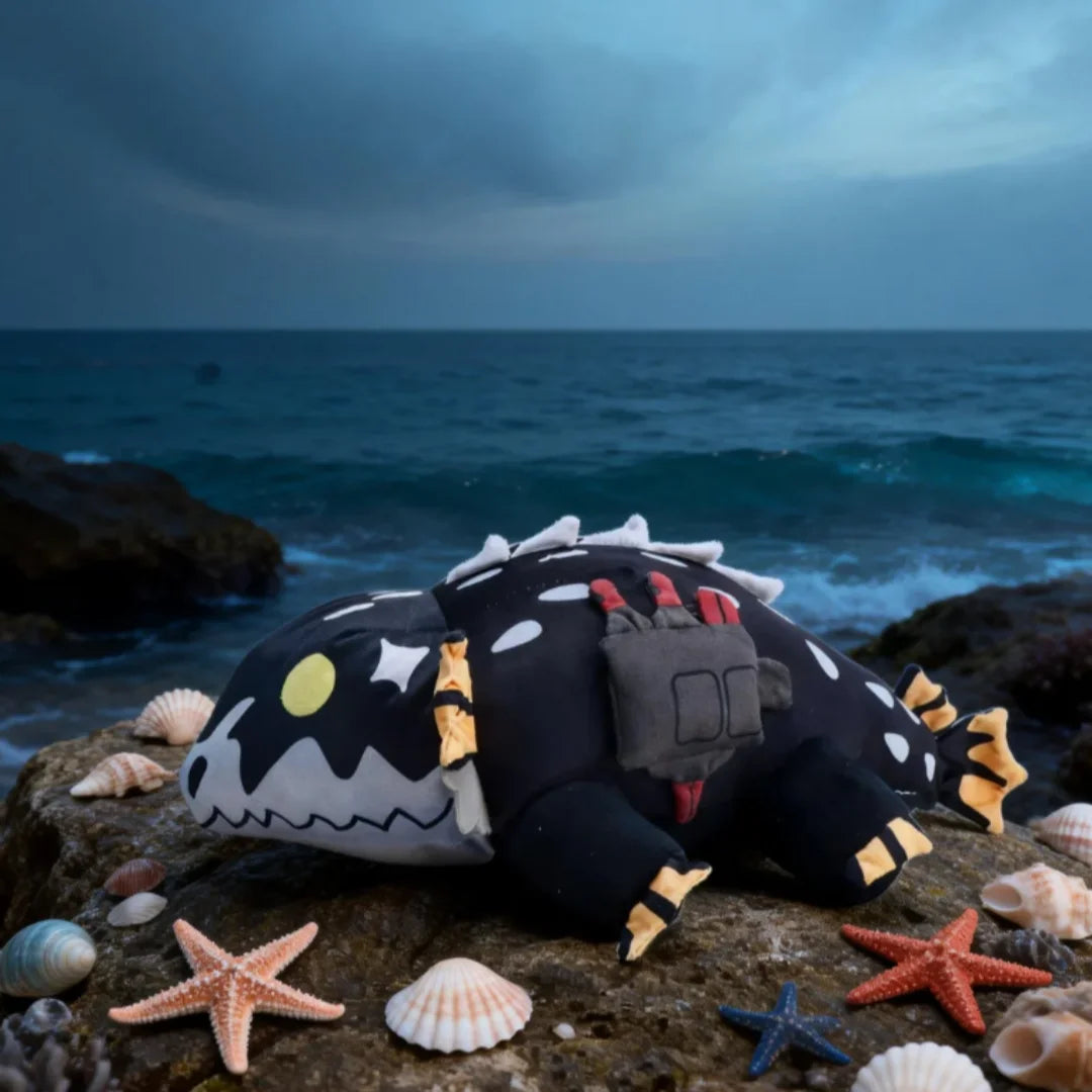 黒い斑点模様のモンスターぬいぐるみ オレンジのヒレと黄色い目