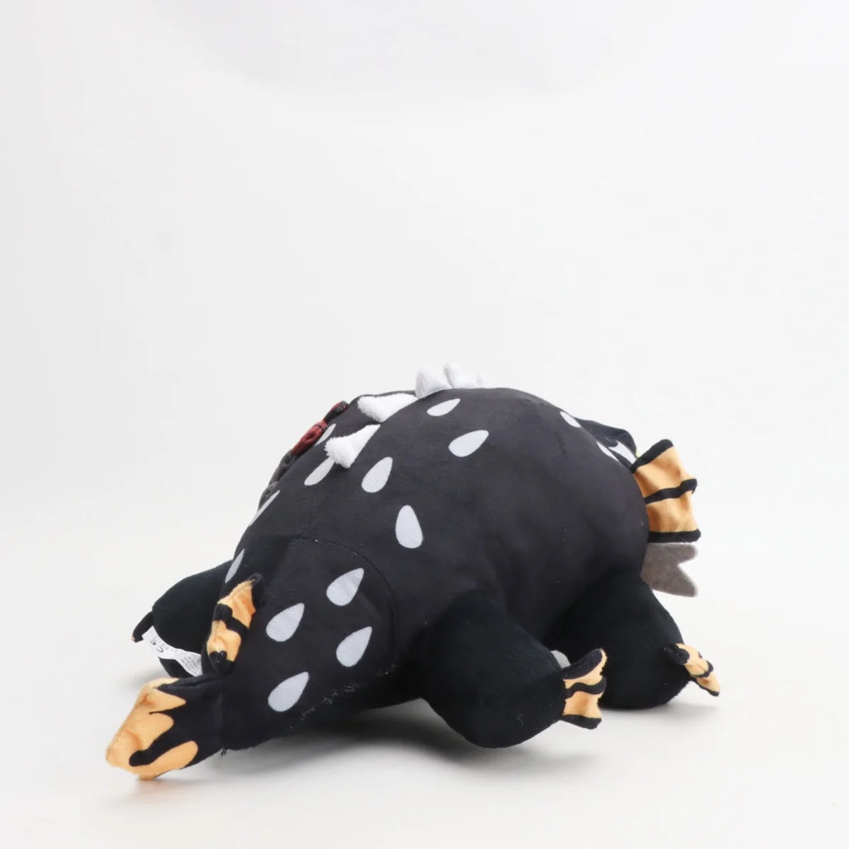 黒い斑点模様のモンスターぬいぐるみ オレンジのヒレと黄色い目