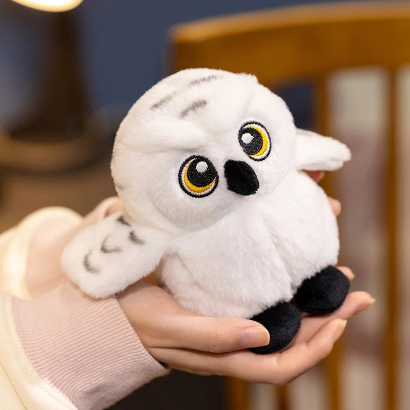 大きな瞳の白いモコモコふくろうぬいぐるみ