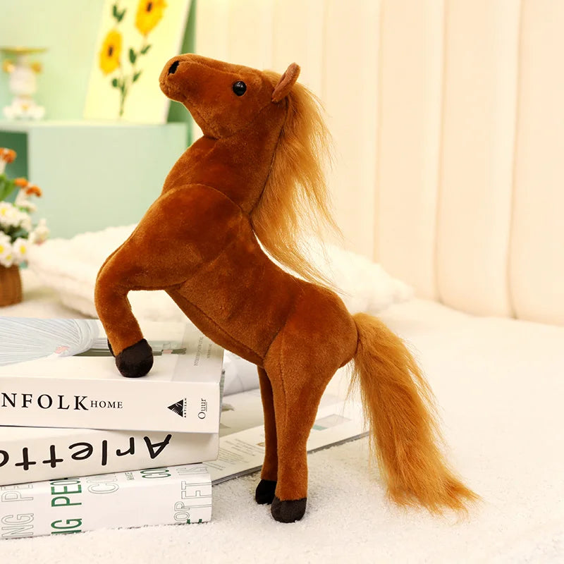 立ち上がる茶色い馬のぬいぐるみ