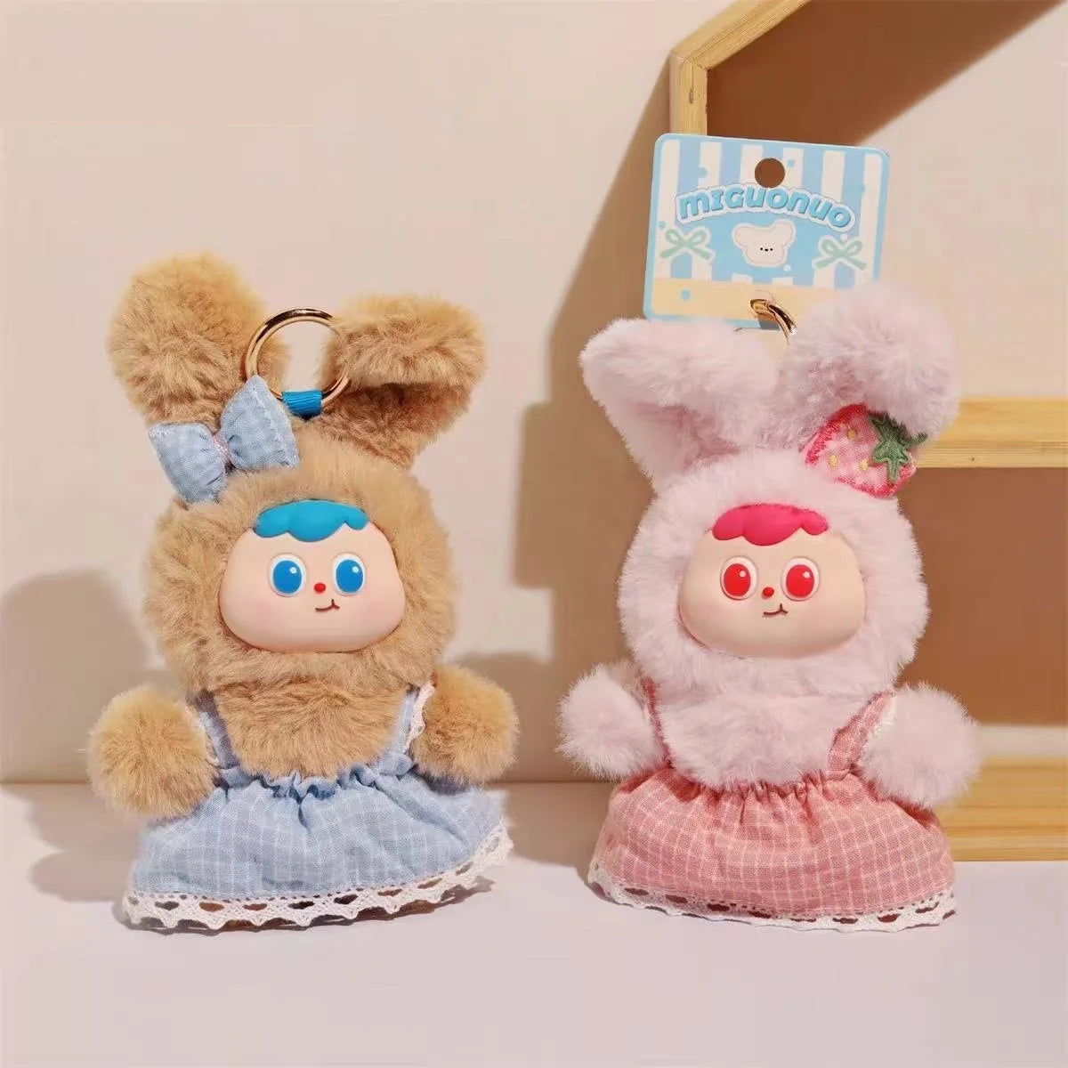 ふわふわうさぎのチェック柄ワンピースぬいぐるみキーホルダー