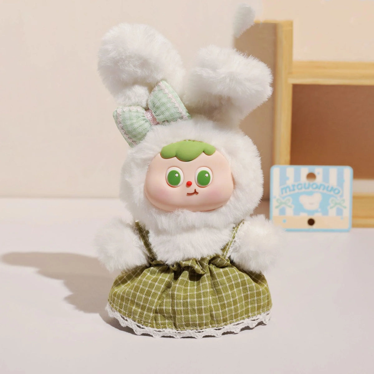 ふわふわうさぎのチェック柄ワンピースぬいぐるみキーホルダー