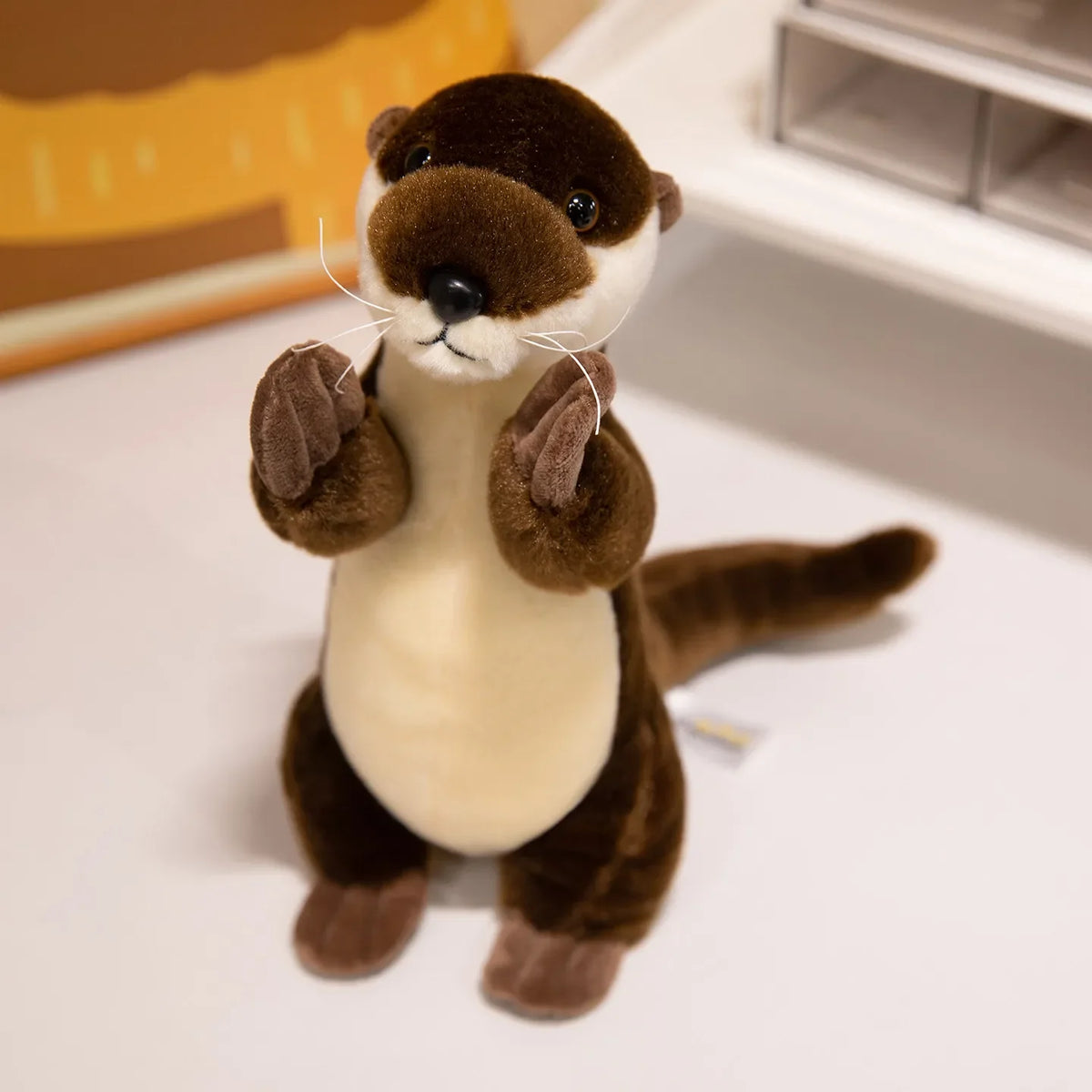 カワウソ ぬいぐるみ 青い魚を抱っこした可愛いマスコット