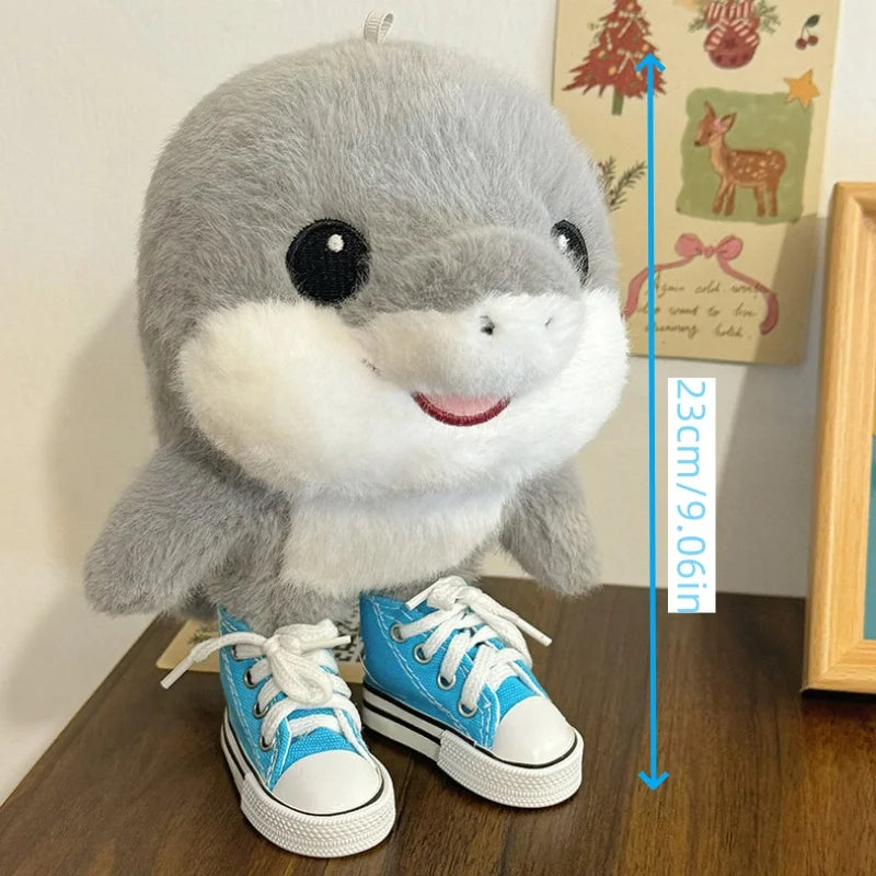 スニーカーを履いた ふわふわ イルカ ぬいぐるみ 男の子と女の子
