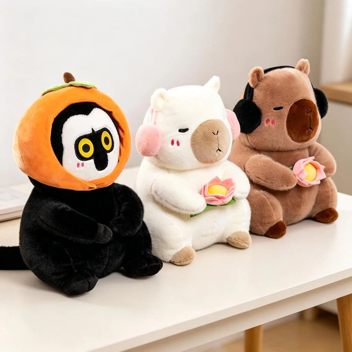 カボチャを被った黄色い目の黒いぬいぐるみ