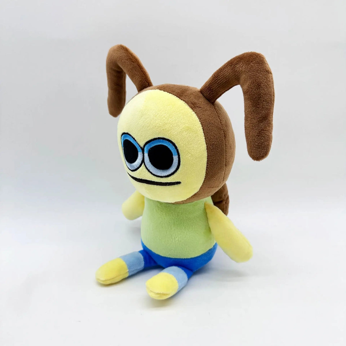 黄色い顔と青い目のユニークなキャラクターぬいぐるみ
