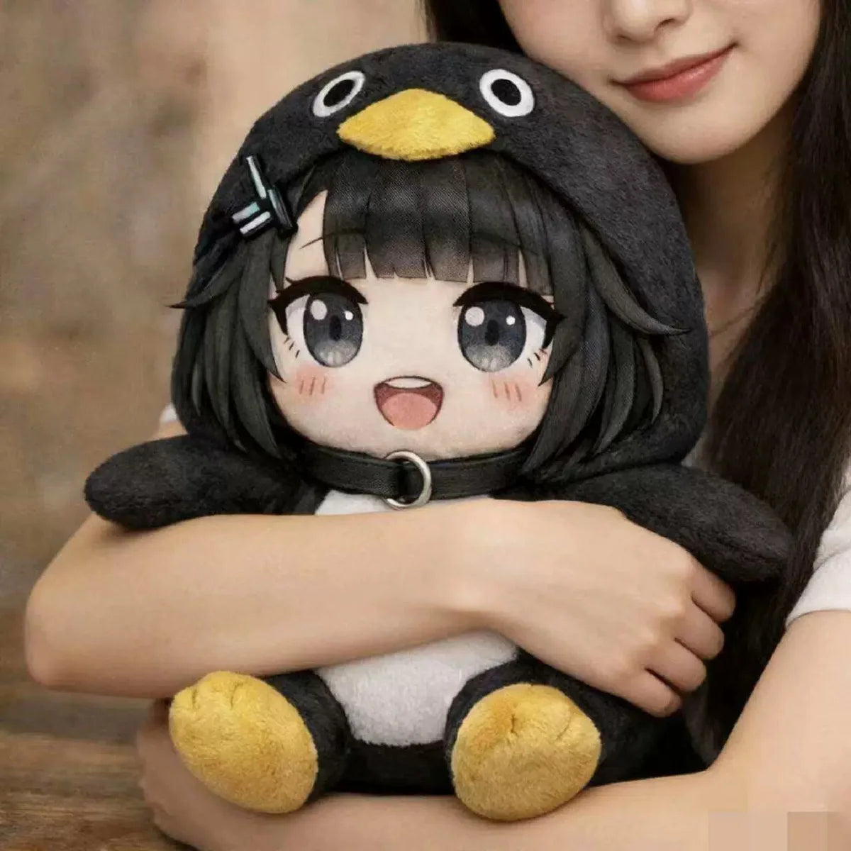 アニメ風 女の子のペンギン着ぐるみ ぬいぐるみ 黒い首輪付き