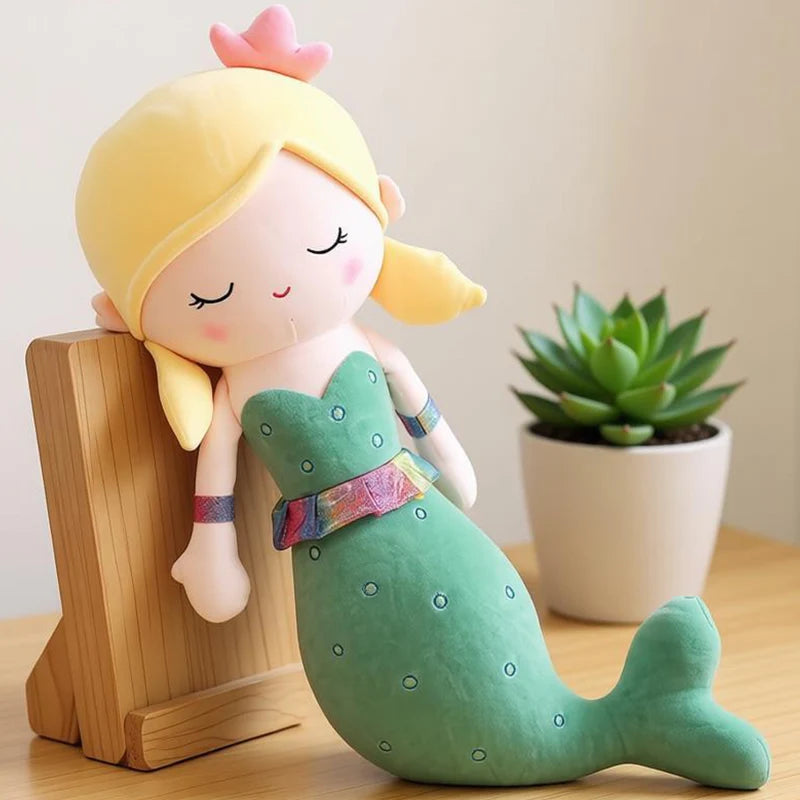 王冠と虹色フリルの ふわふわ人魚ぬいぐるみ