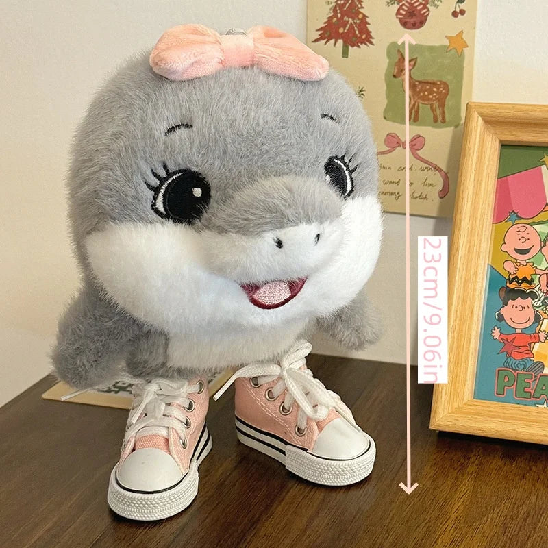 スニーカーを履いた ふわふわ イルカ ぬいぐるみ 男の子と女の子