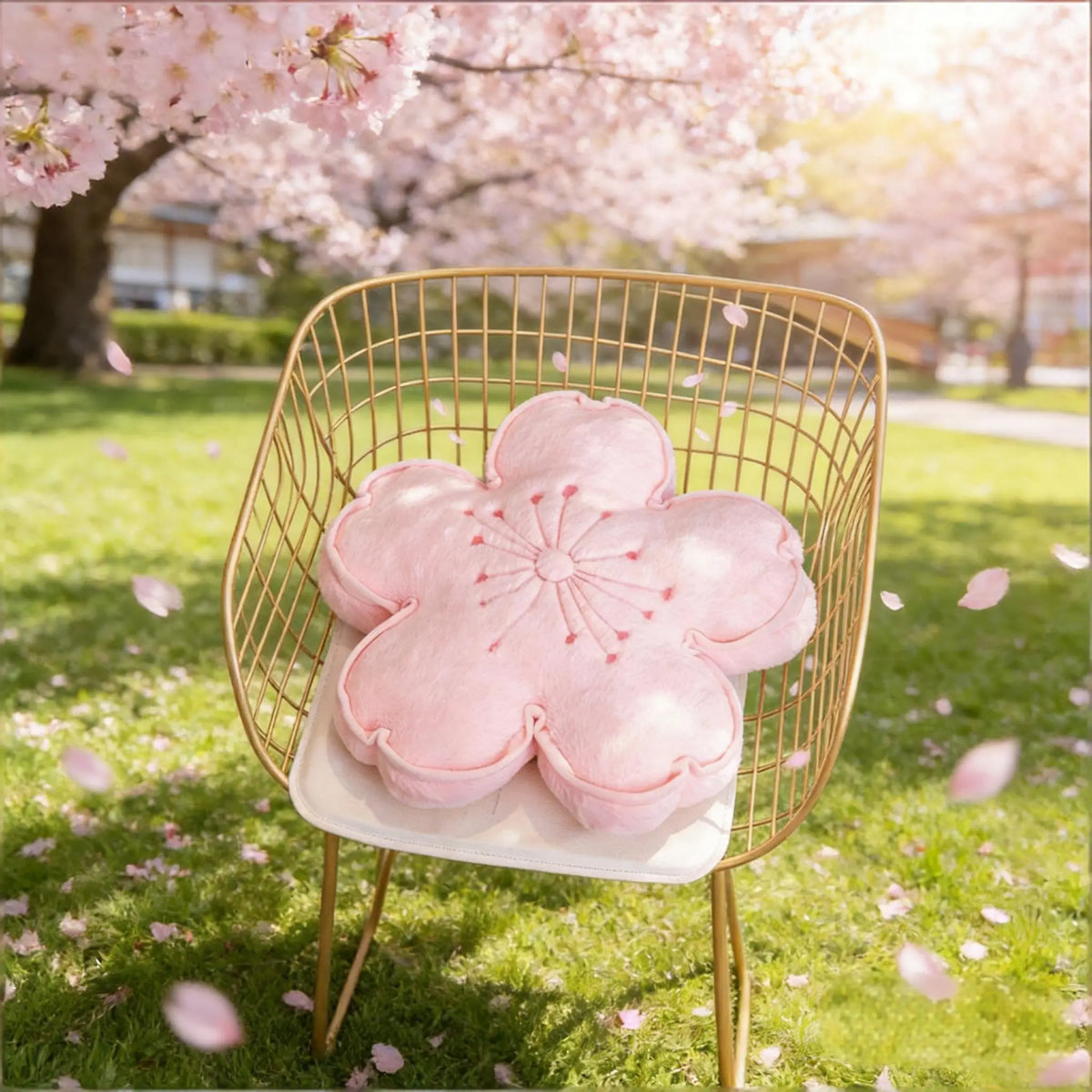 ふわふわ桜型クッション 淡いピンクの刺繍入り