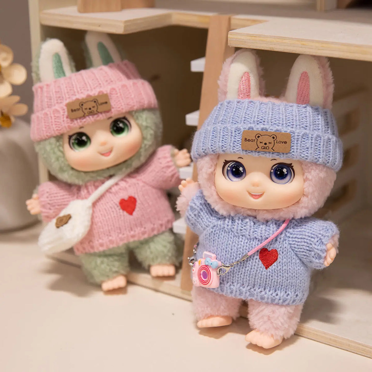 大きな瞳のモコモコひつじ ぬいぐるみ ニット帽とポシェット付き