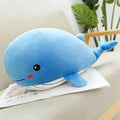 赤い頬をしたシロナガスクジラのぬいぐるみ