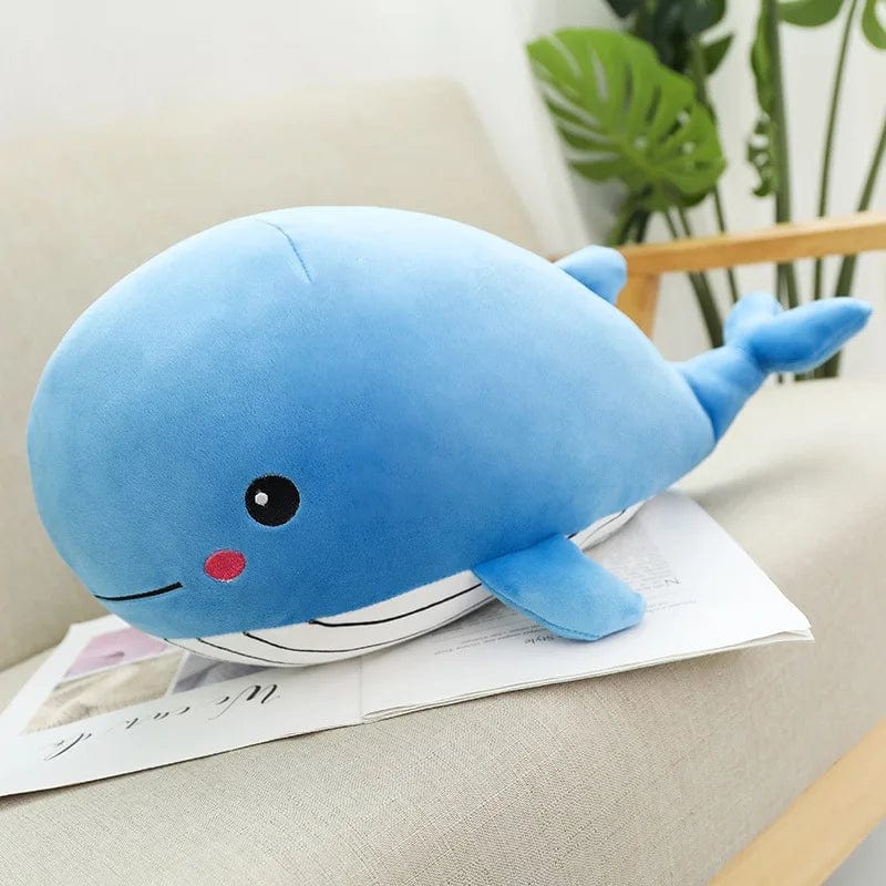 赤い頬をしたシロナガスクジラのぬいぐるみ