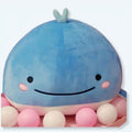 冬のお子様にぴったりの、柔らかくて抱き心地の良い青い海のクジラのぬいぐるみ。The Plush Company