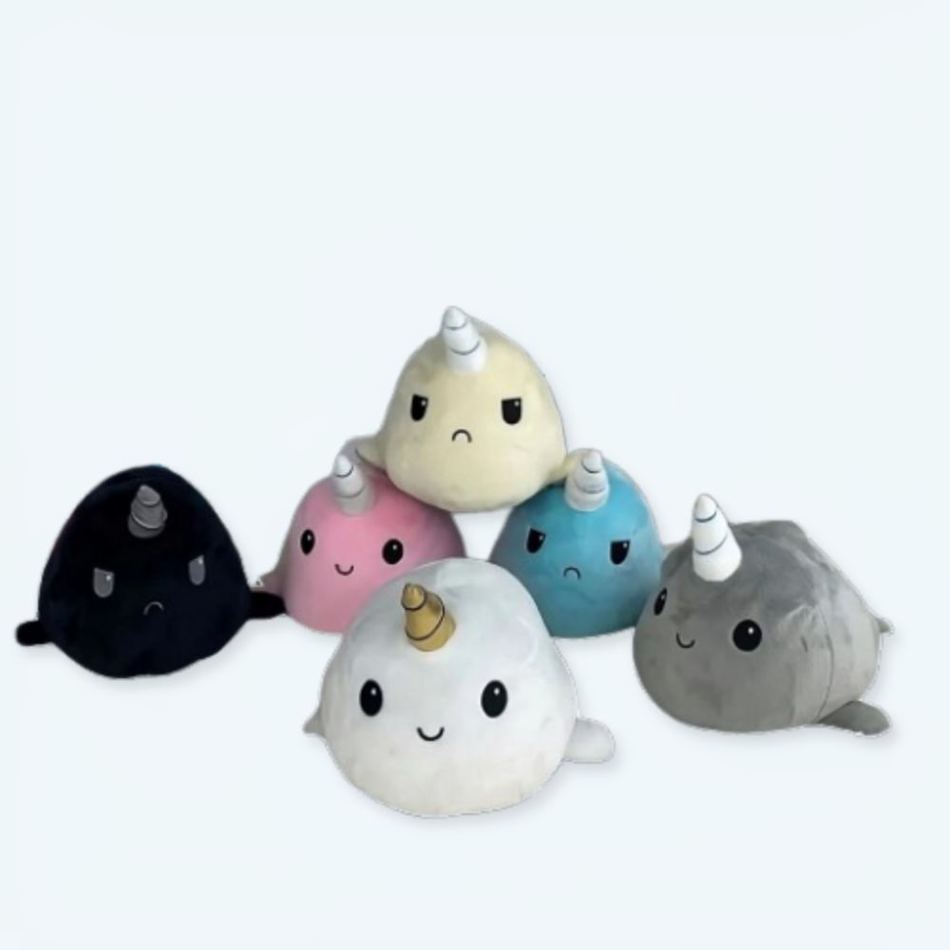 魔法の宇宙からやってきた、柔らかな白いユニコーンクジラのぬいぐるみ。The Plush Company