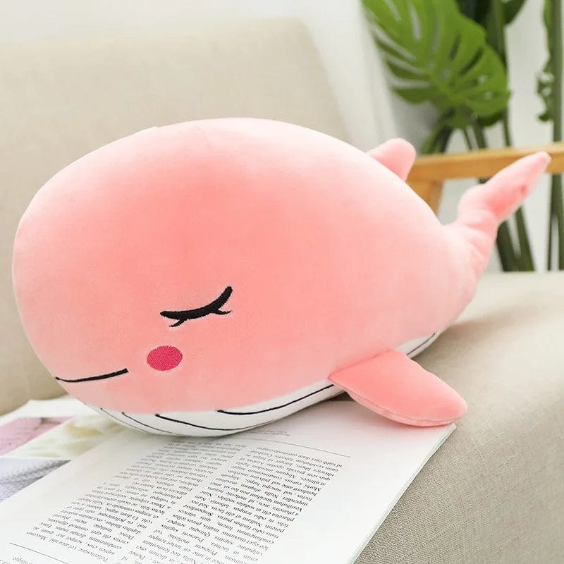 赤い頬をしたピンクのクジラのぬいぐるみ