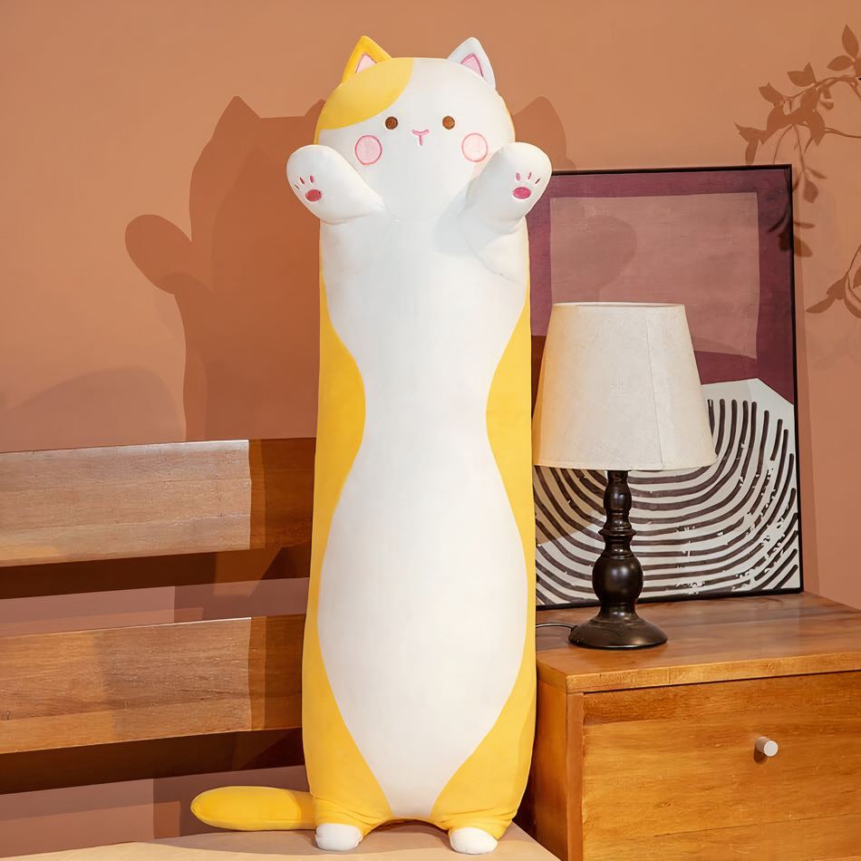 長くて柔らかく、抱き心地の良い猫のぬいぐるみ。心地よいひとときを演出します。イエロー。The Plush Company