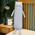 心地よくお昼寝できる、柔らかくて長い猫のぬいぐるみ枕（ブルー）。The Plush Company