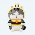 可愛らしい猫のぬいぐるみ。柔らかく、お子様へのプレゼントに最適です。The Plush Company