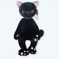 柔らかくて抱きしめやすい、40cmの座った黒猫のぬいぐるみ。The Plush Company製。不機嫌そうな顔をしている。