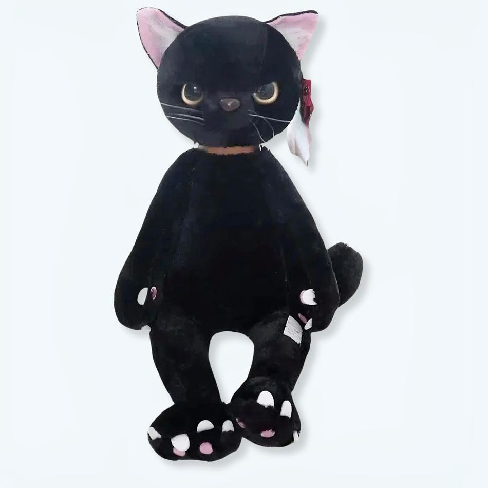 柔らかくて抱きしめやすい、40cmの座った黒猫のぬいぐるみ。The Plush Company製。不機嫌そうな顔をしている。