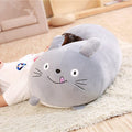 舌を出したグレーのスクイシュマロ猫のぬいぐるみ、20cm