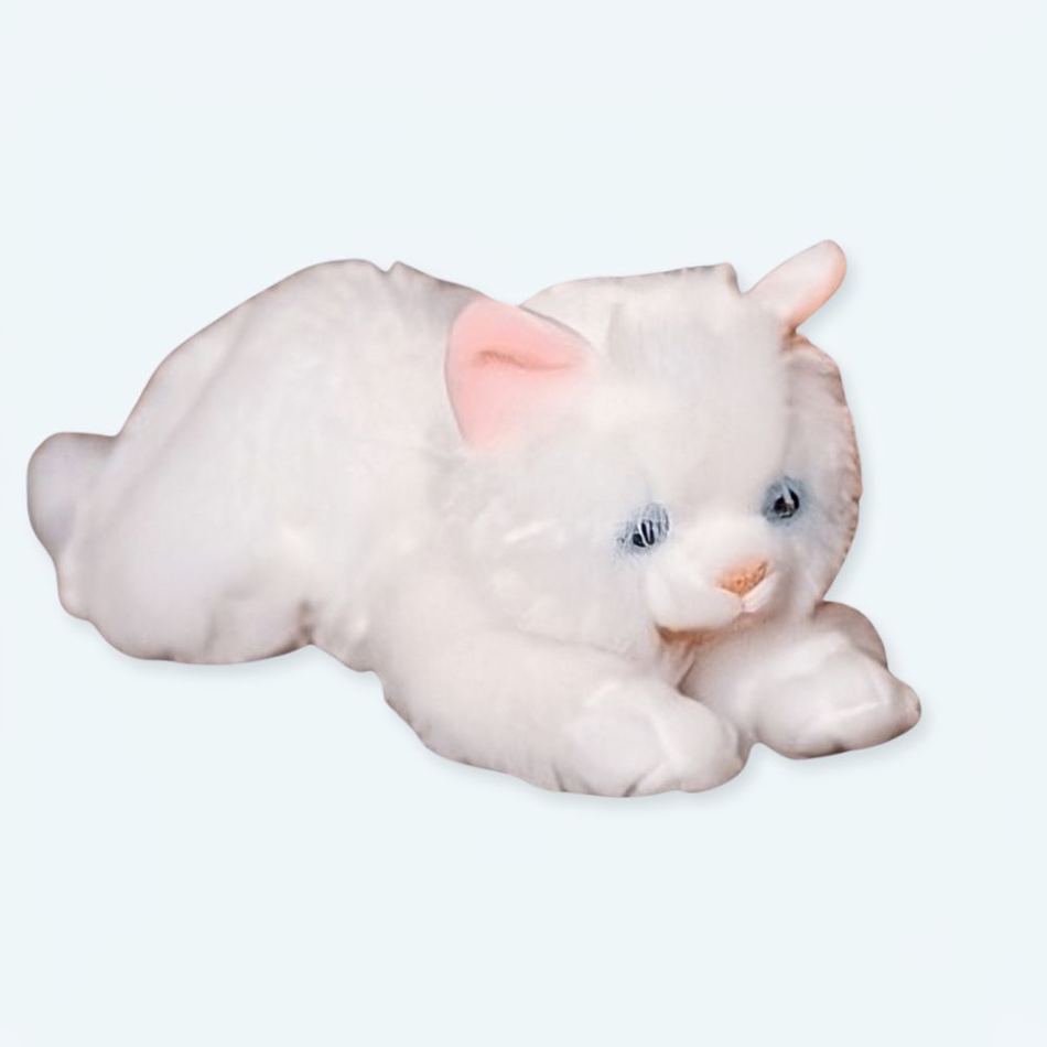 子供部屋の装飾に最適な、柔らかい白い子猫のぬいぐるみ