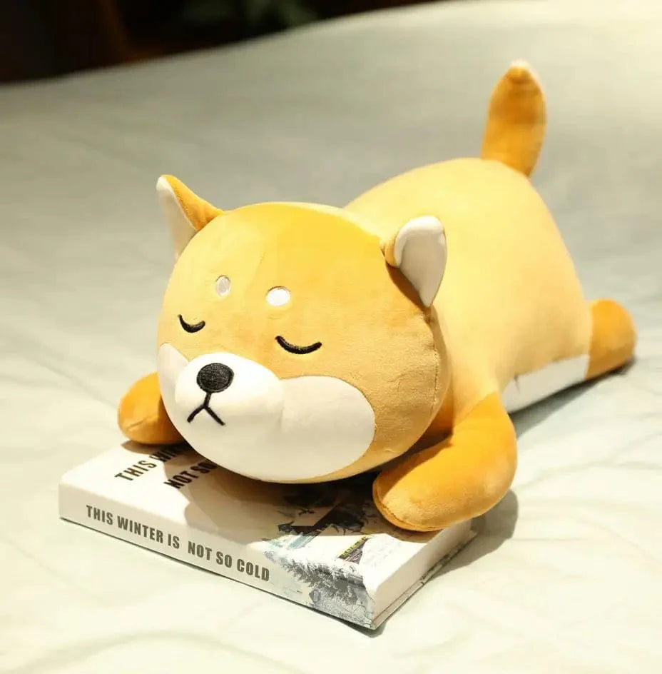 目を閉じたオレンジ色の柴犬のぬいぐるみ / 75cm