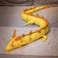 カラフルな巨大な黄色いドラゴンのぬいぐるみ