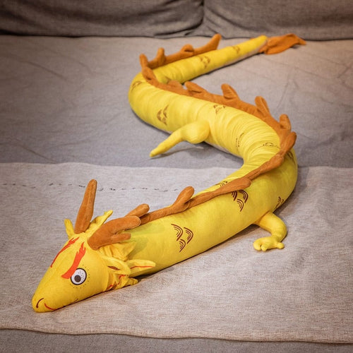 カラフルな巨大な黄色いドラゴンのぬいぐるみ