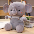 柔らかくてカラフルな、オーバーオールを着たゾウのぬいぐるみ。お子様にぴったり。23cm / グレー。The Plush Company