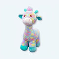 お子様のカラフルな寝室にぴったりの、柔らかい虹色のキリンのぬいぐるみ。The Plush Company
