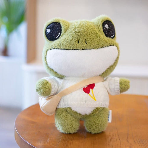 柔らかい緑のぬいぐるみのカエルと白い冬用のセーター - The Plush Company