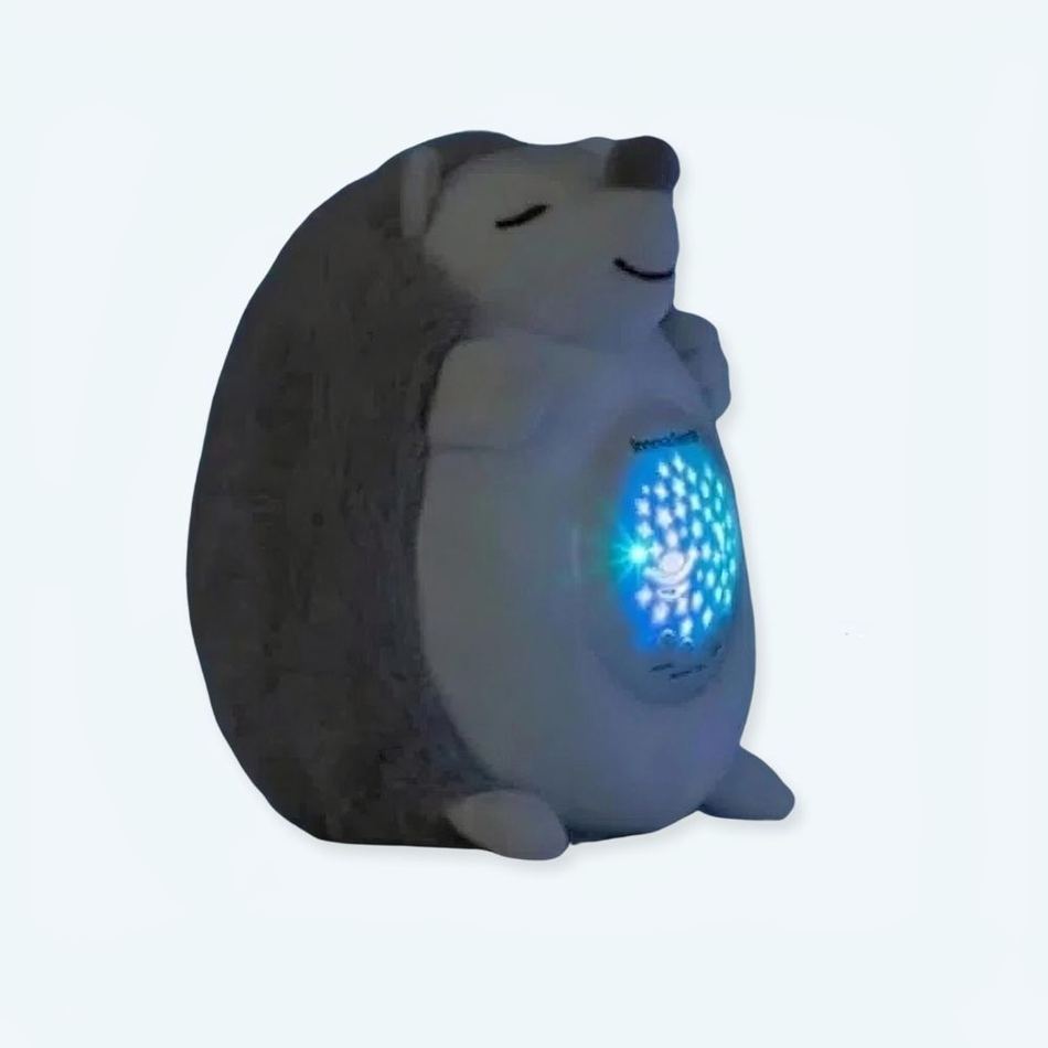 柔らかく、光り輝き、星が輝くハリネズミのぬいぐるみ。お子様のお部屋にぴったりです。The Plush Company